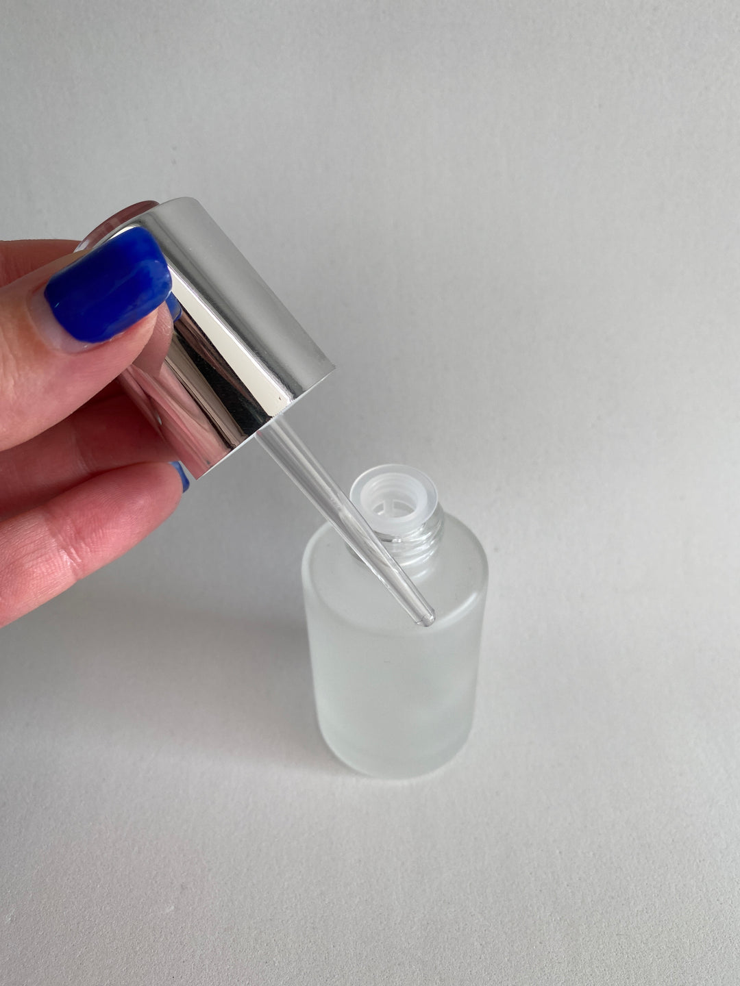 Flacon de 30 ml avec pipette en verre dépoli